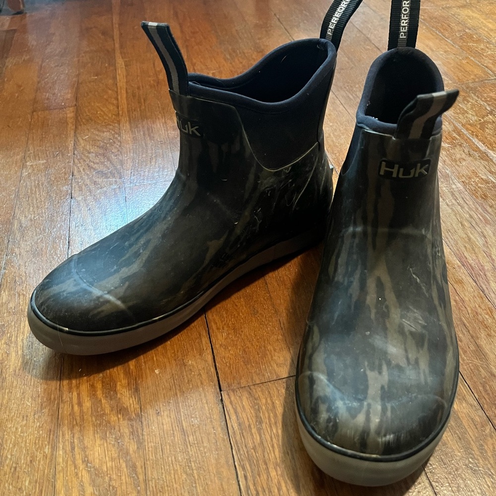 HUK PERFORMANCE FISHING BOOTS SIZE 9 MENS